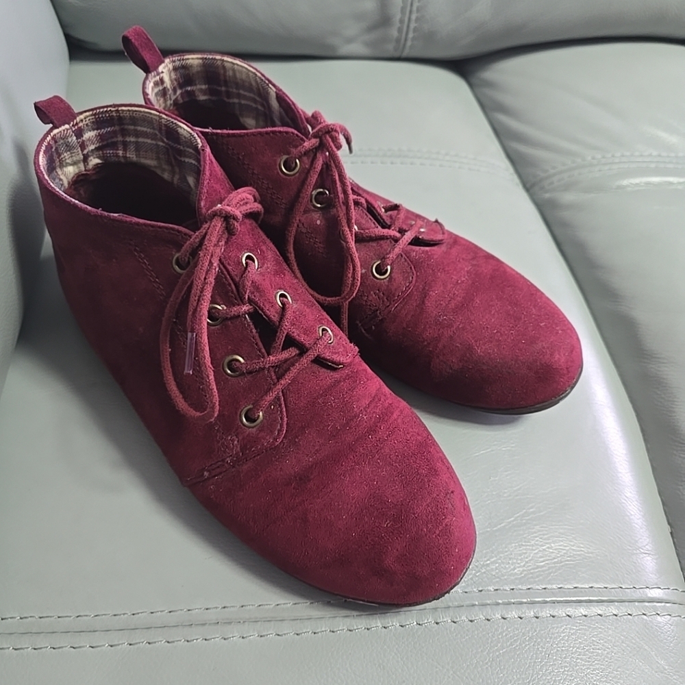 Forever 21 Burgundy Sneakers Shoes Ties Lace up Womens Size 6